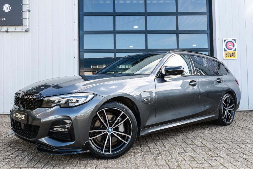 BMW 3-serie touring 330e m sport cam i trekhaak i acc i 292pk