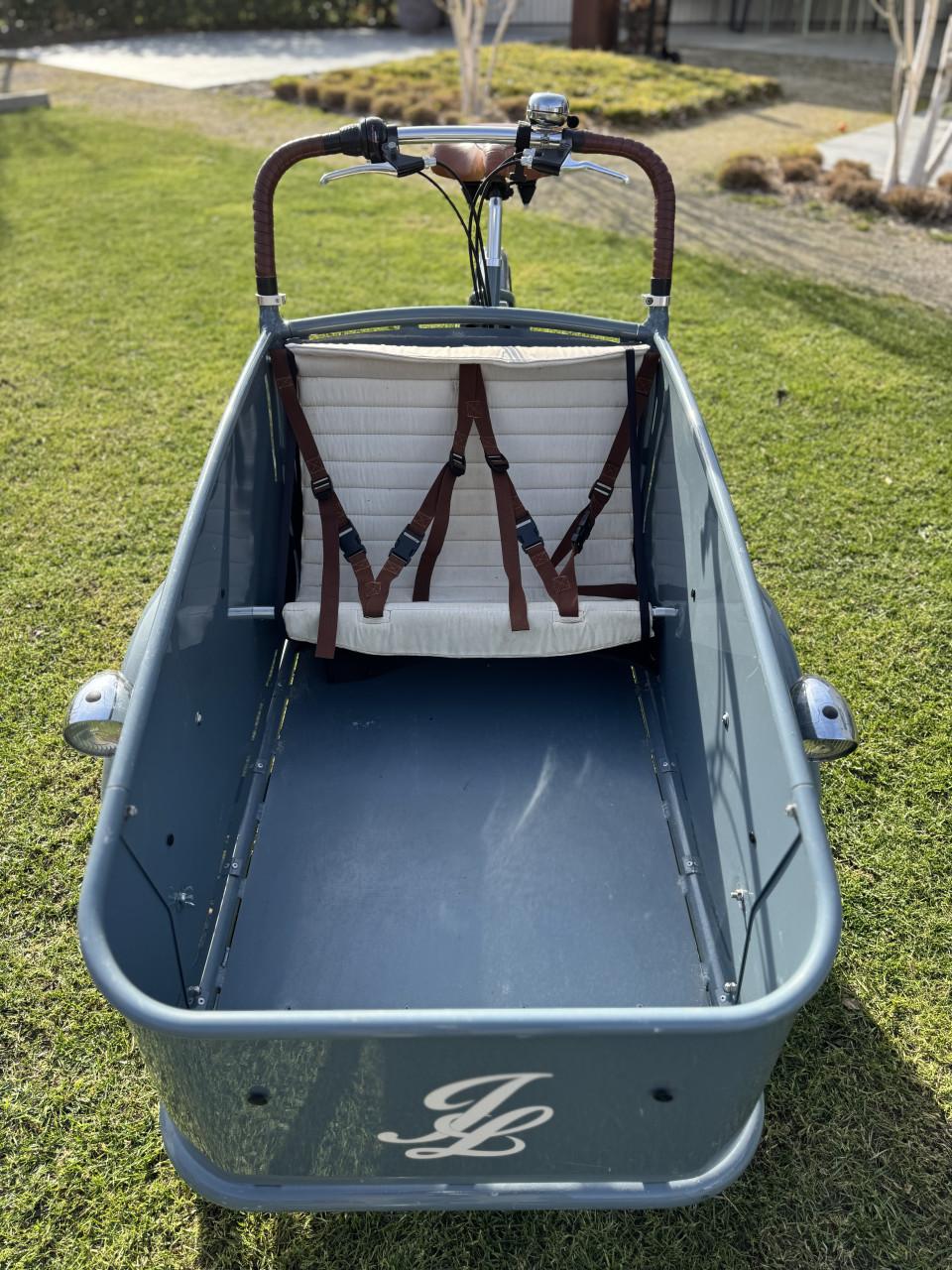 Johnny Loco bakfiets. Altijd binnen gestaan.