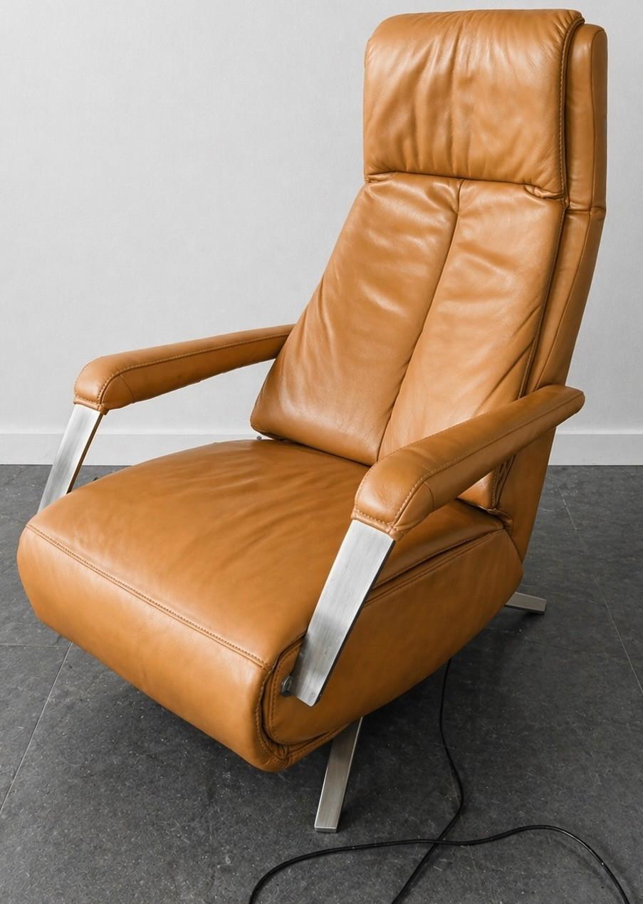 Elektrisch bedienbare relax fauteuil op accu, cognac kleur