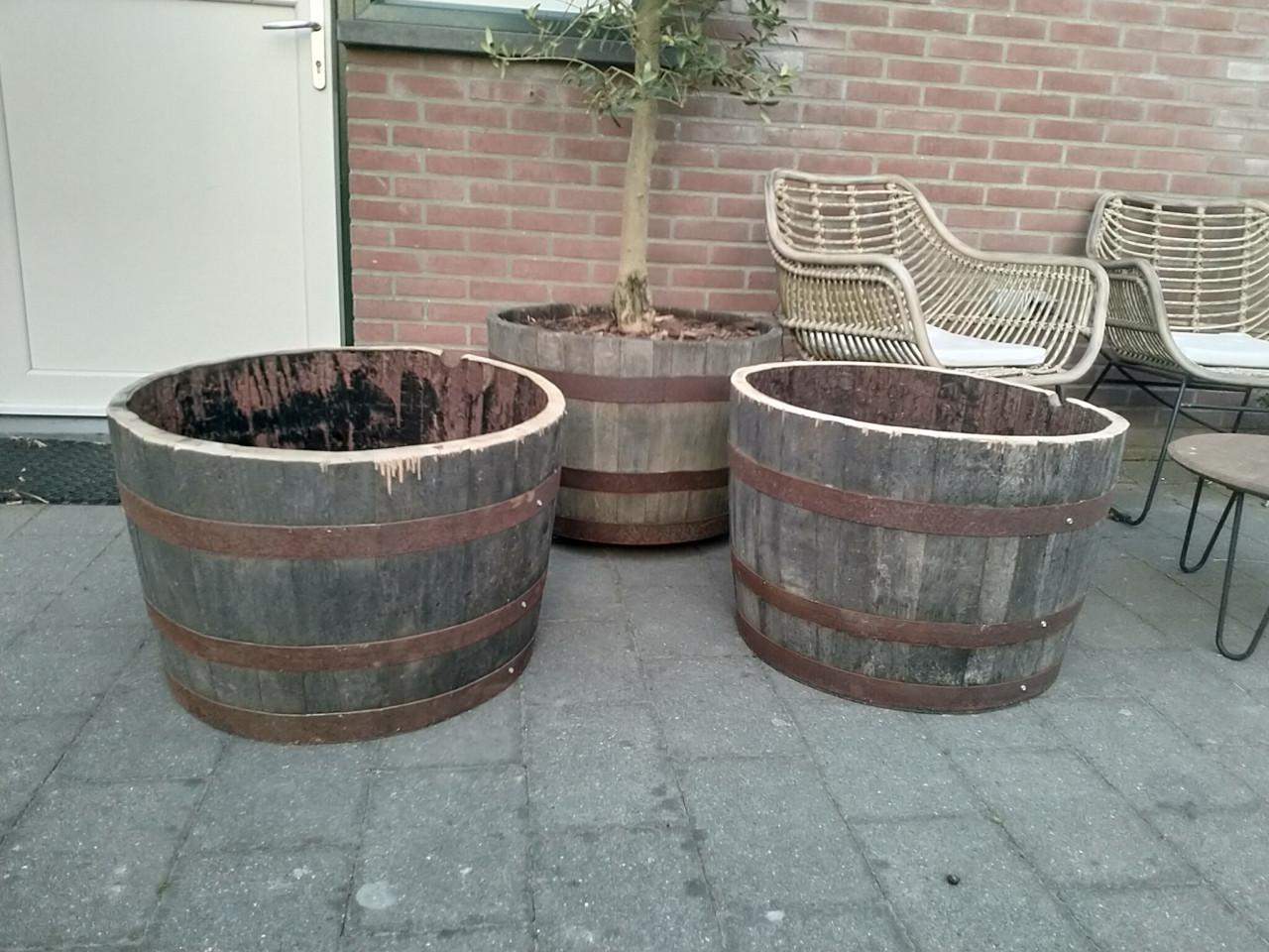 Eikenhouten kuipen, zware bloembakken