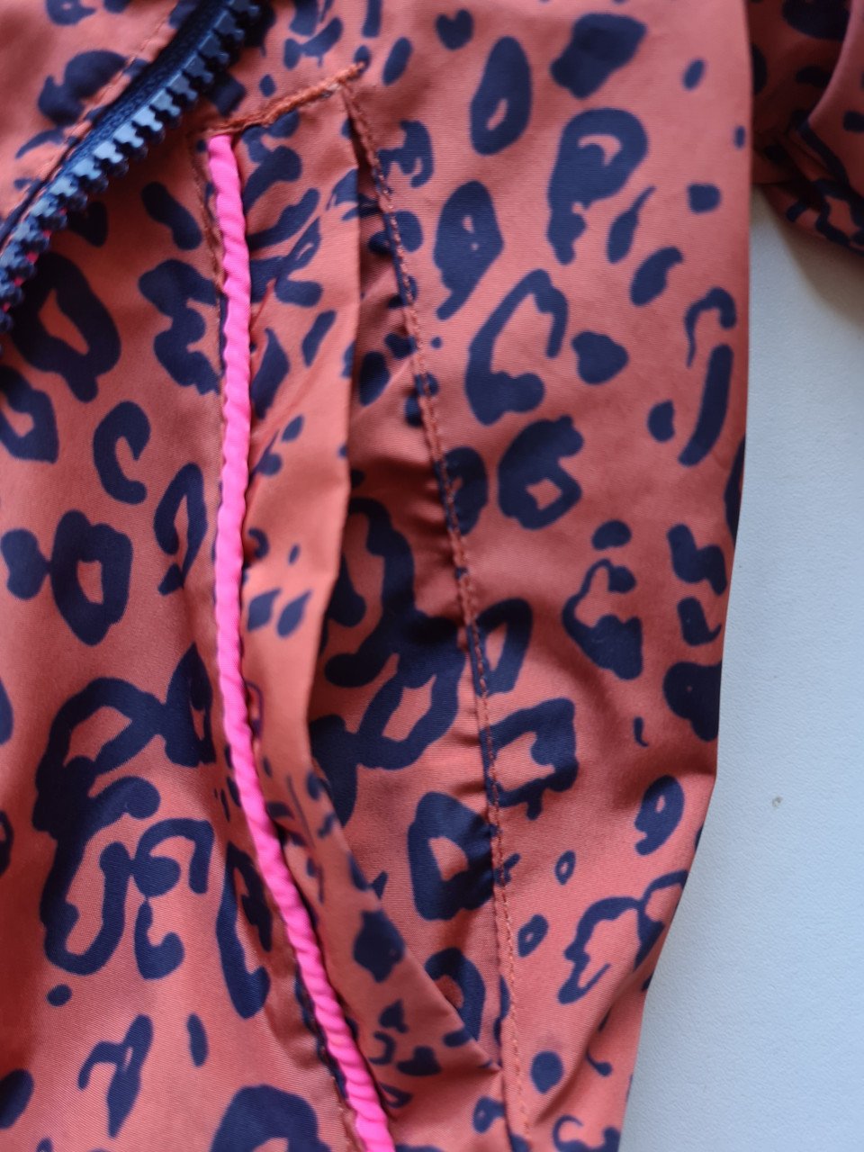 Roest bruin -zwart regenjack met capuchon van Red Code  Maat 128