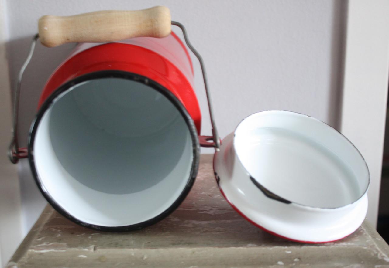 Rode emaille melkbus