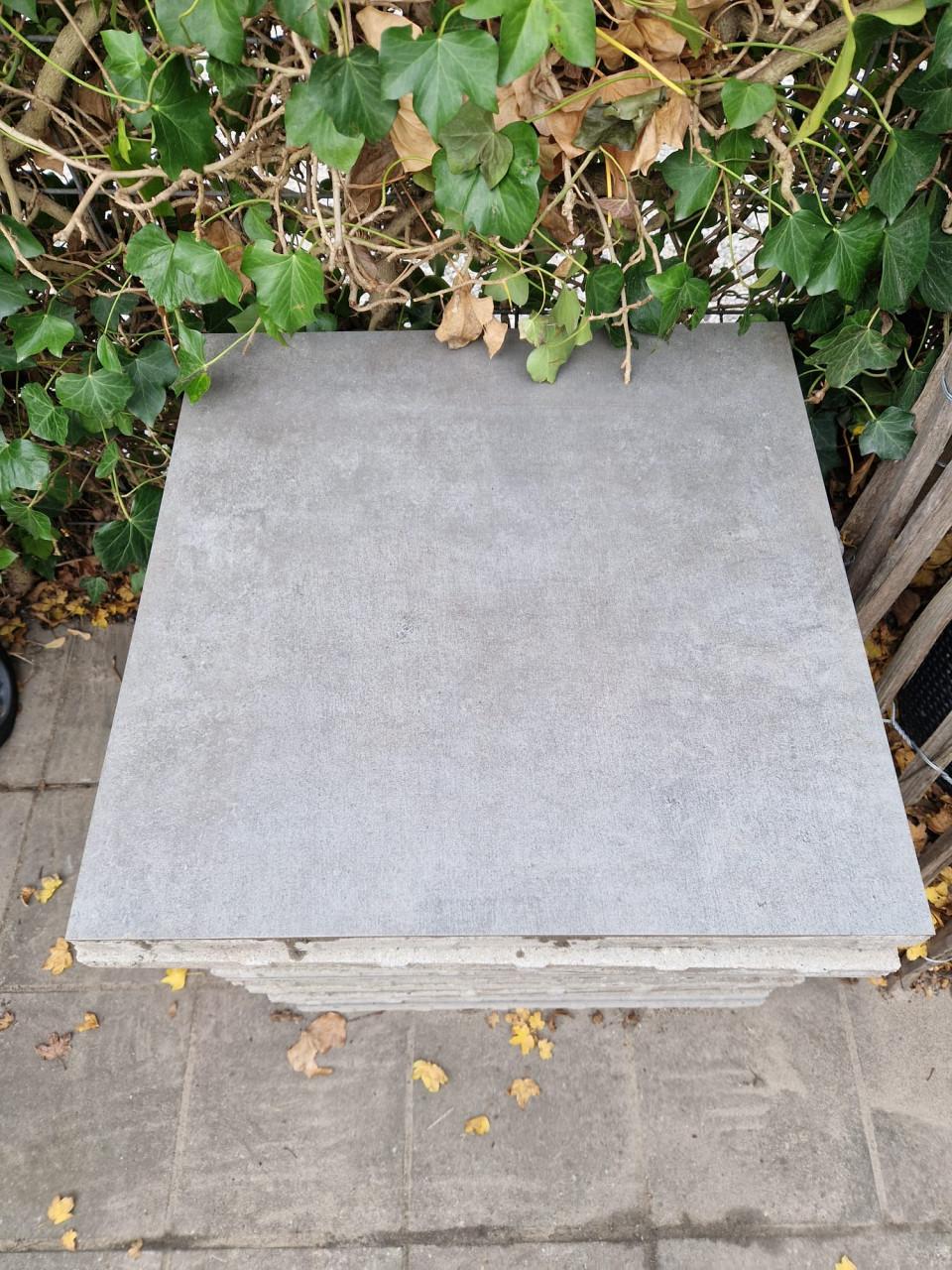 Keramische tuintegels betonnen onderlaag