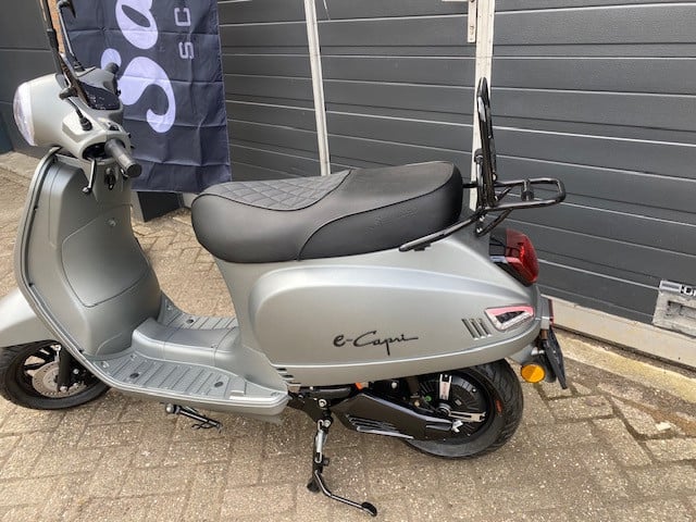 Nieuwe elektrische vespa Santini Capri scooters met nw BOSCH motor 2199 eur