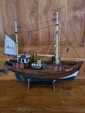 Prachtig gedetailleerd model van een vissersboot.