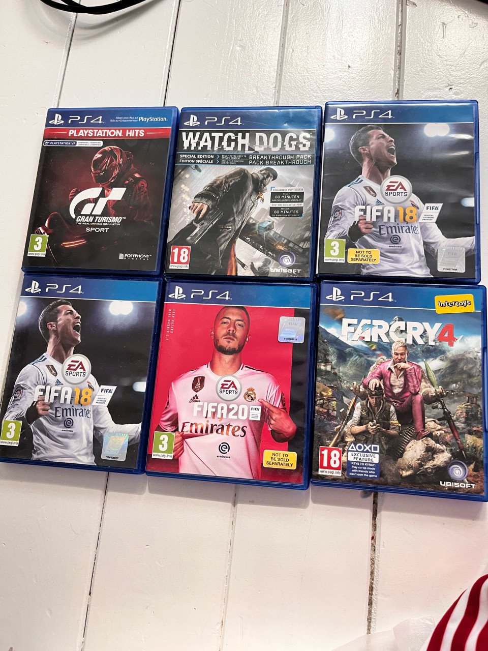 Ps4 slim,2 controllers, 5 games en een hdm1 kabel