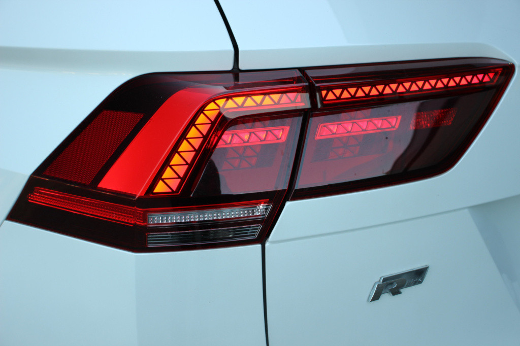 Volkswagen Tiguan 1.4 tsi 4motion r-line | pano | v.c. | acc | el. trekhaak