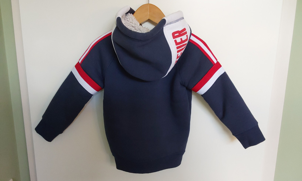 Donkerblauw gevoerd vest van het merk C&A in maat 104