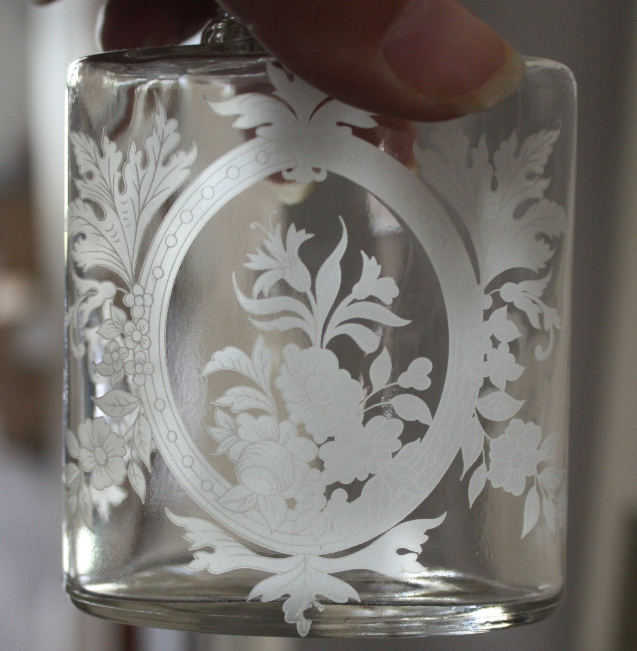 Flesje transparant met transparant witte bloemen print