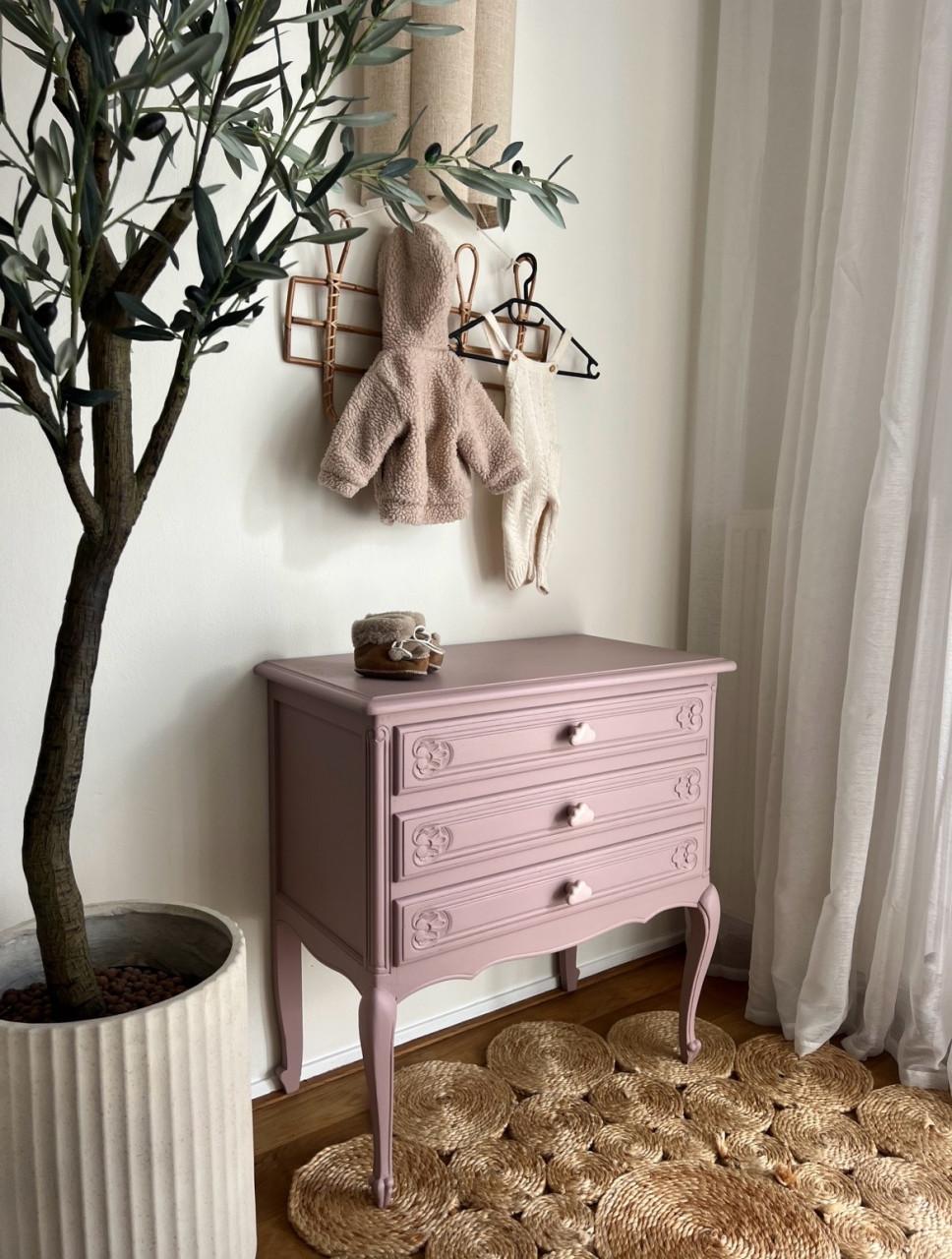 Lief gerestyled vintage kastje voor de babykamer of kinderkamer