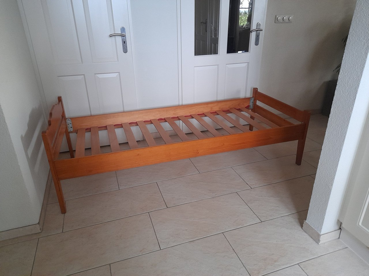 1 persoons bed 80 x 190 ( in goede staat )  Buiten maat ; 85,5 x 196
