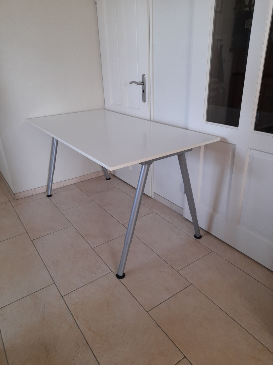 Wit bureau 80 x 160 (in goede staat ) in hoogte verstelbaar tot 1meter hoog