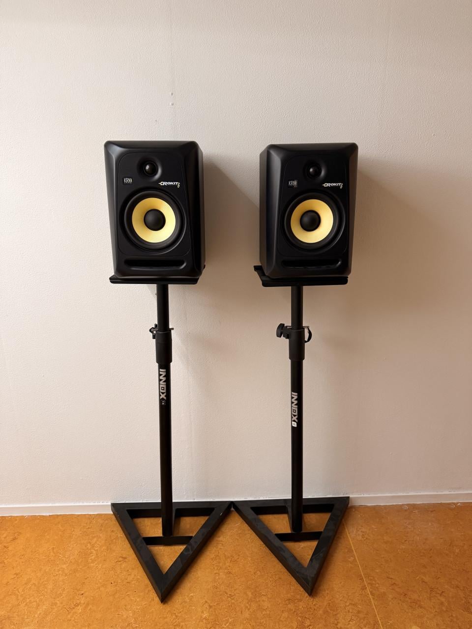 KRK Rokit 6 studiomonitoren met kabels en statieven