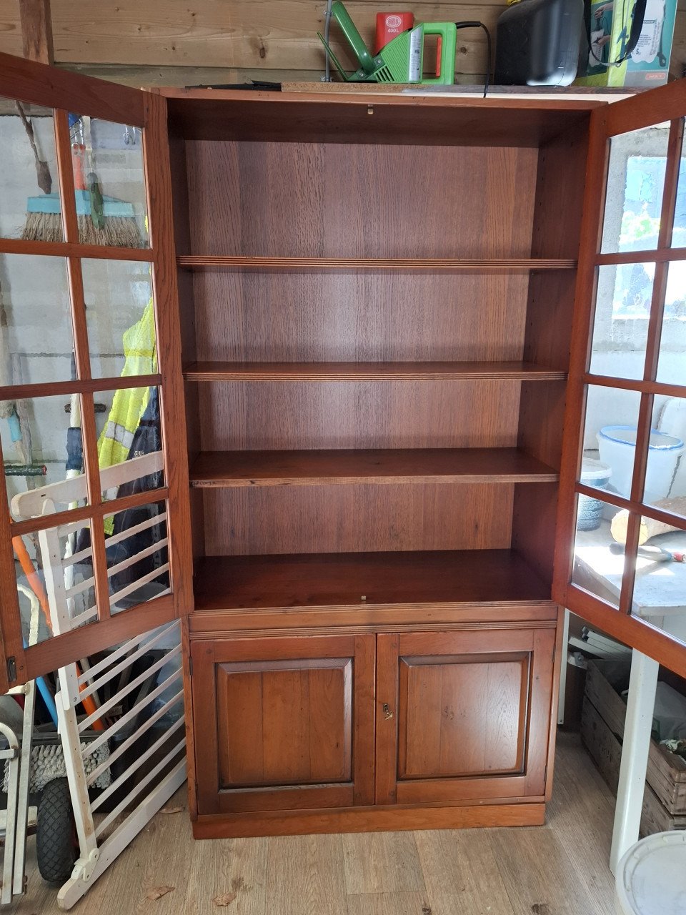 Massief houten kast