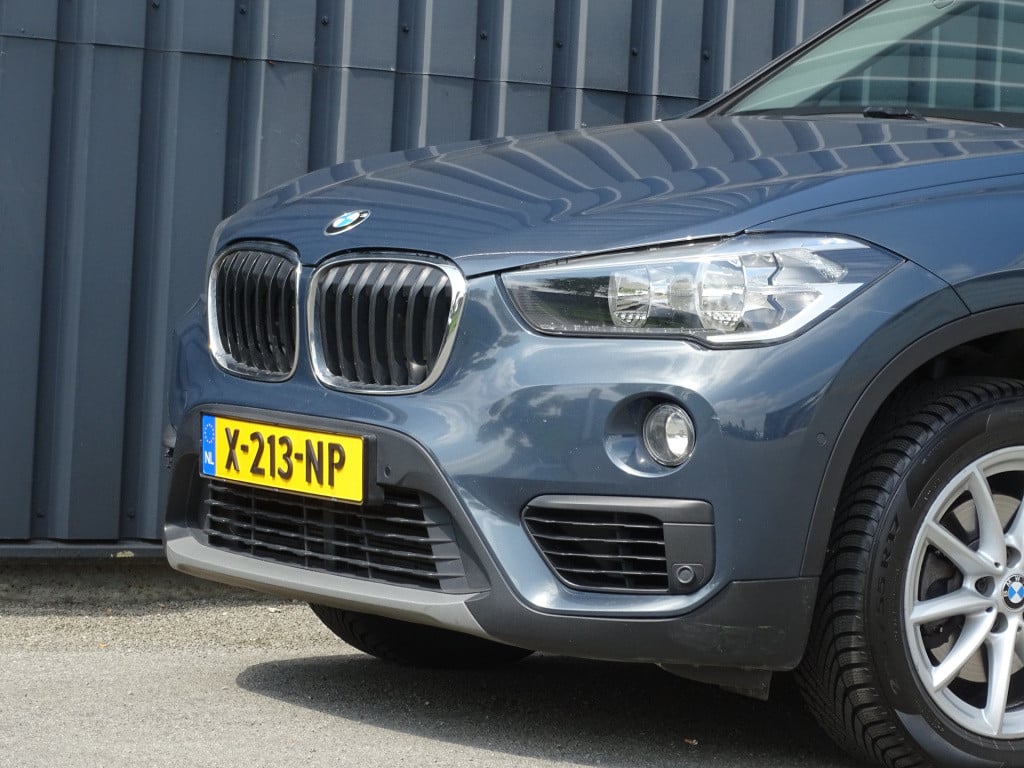 BMW X1 sdrive18i executive automaat | apple carplay | | el. koffer | 17"