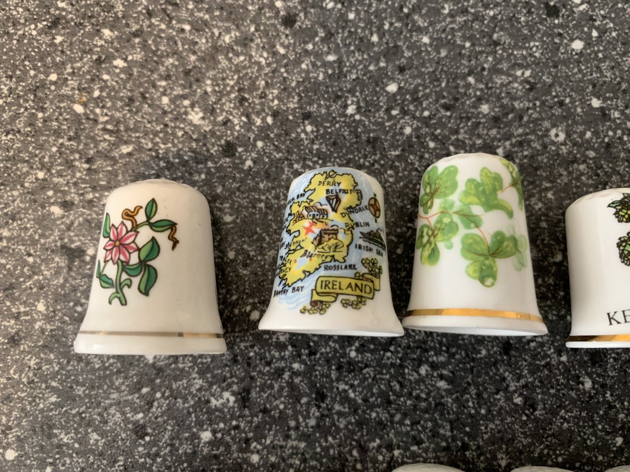 VEEL VINGERHOEDJES MET EEN KASTJE