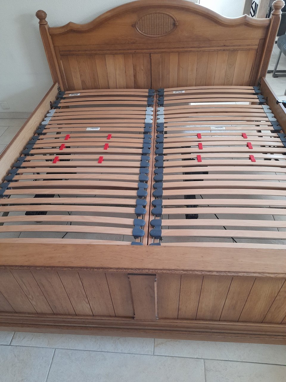 2 persoons bed met elektrisch verstelbare bodem 180 x 200 (in goede staat)