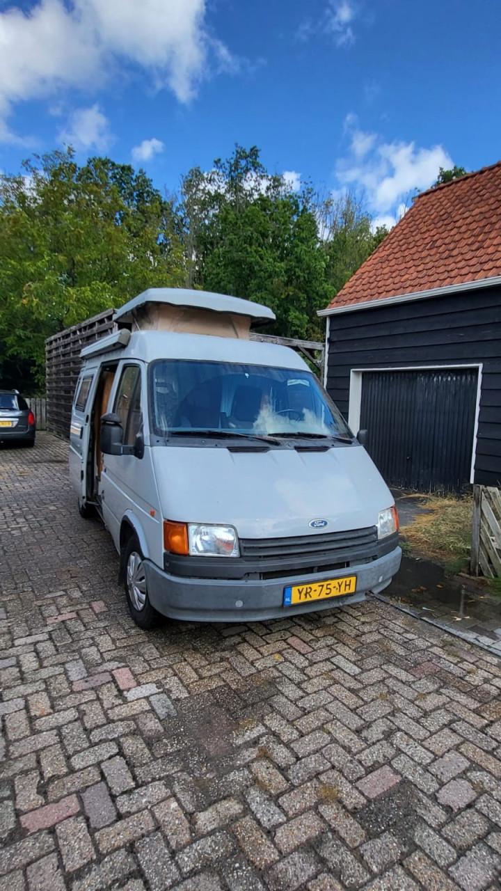 Compacte ford transit camper bus