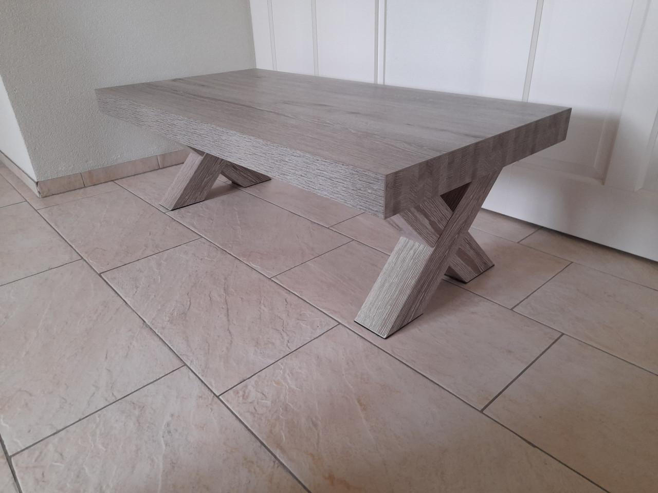 Prachtige salon tafel 68 x 135 x 44H (z.g.a.n.)  Materiaal : Melamine