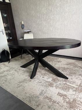 Luxe ovale eettafel 180 × 90 cm – zwart – industriële spinpoot