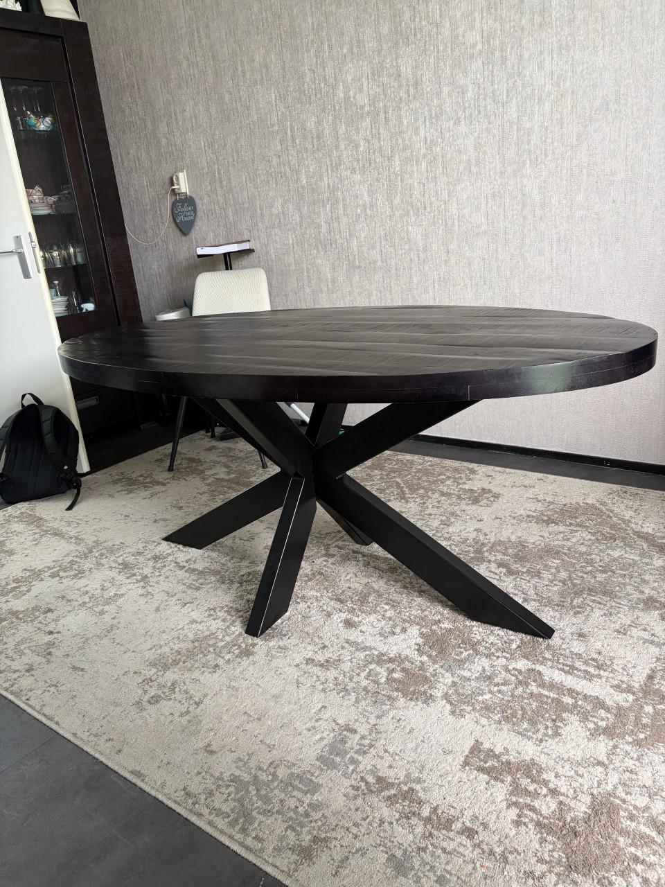 Luxe ovale eettafel 180 × 90 cm – zwart – industriële spinpoot