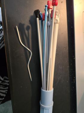 Verzameling breinaalden in diverse maten en materialen,