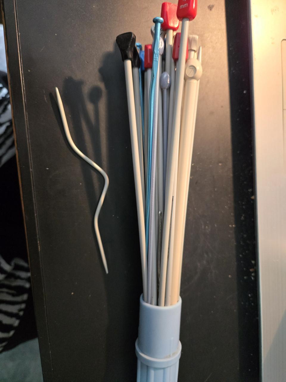 Verzameling breinaalden in diverse maten en materialen,