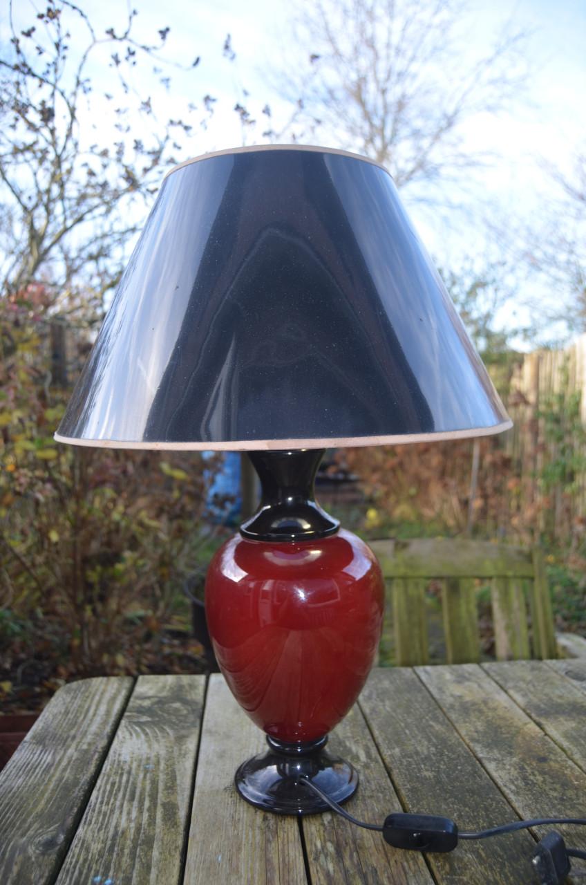 Mooie donkerrode schemerlamp in goede staat