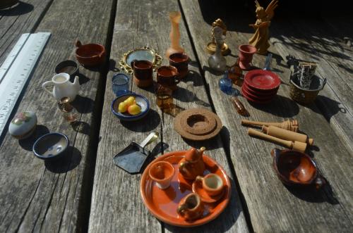 Diverse poppenhuis spulletjes