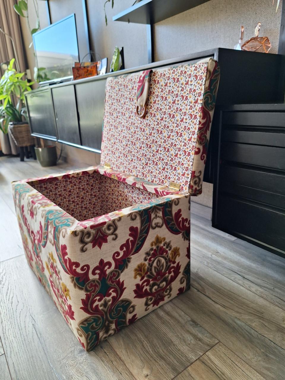 Kist. Bekleed.  Retro item