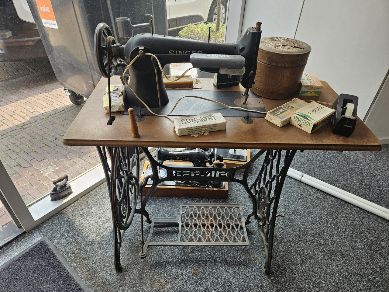 Te koop antieke naaimachines