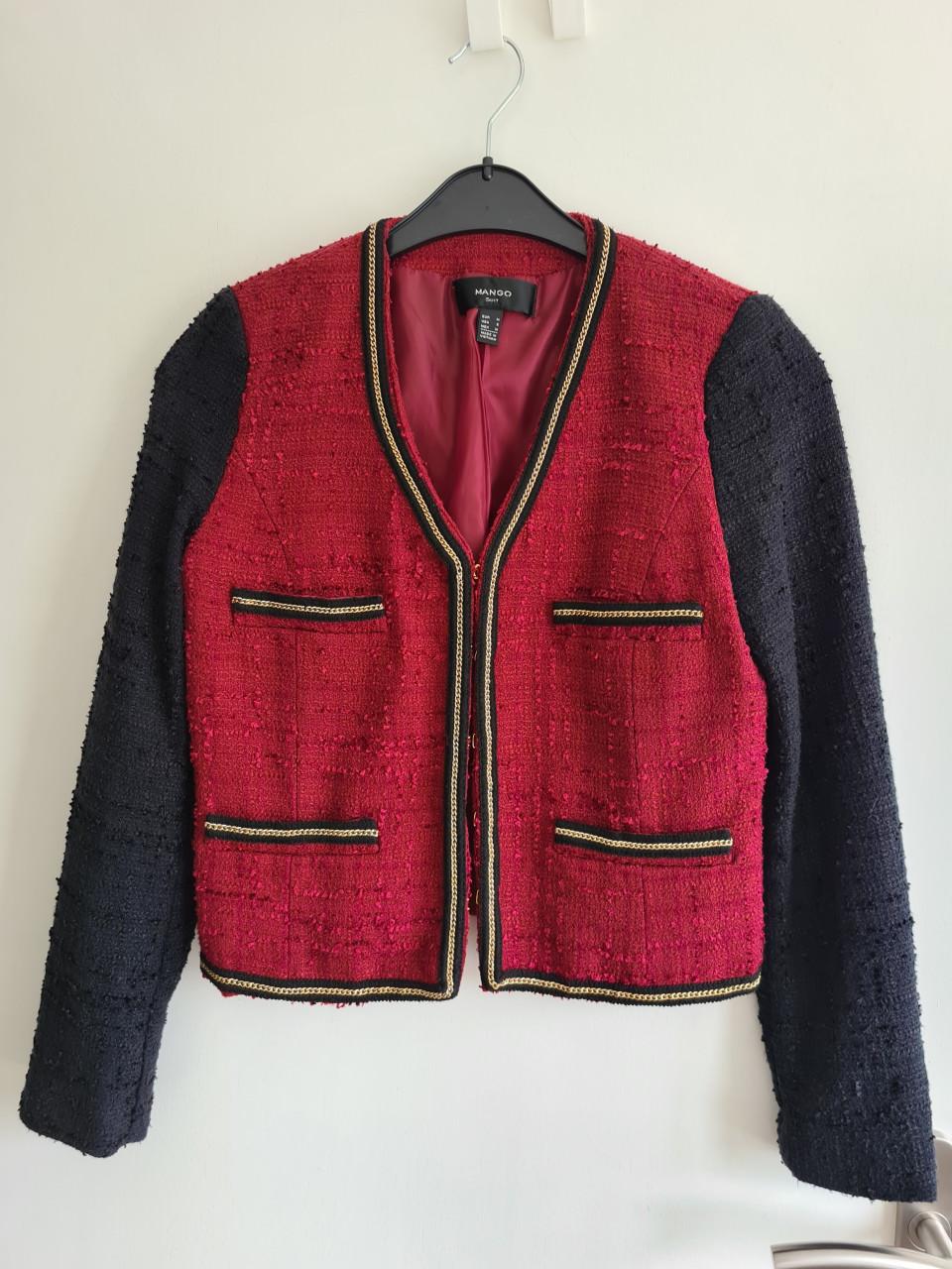 Bordeauxrode en zwarte Mango tweed blazer met gouden kettingdetails. Maat M