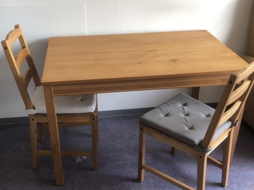 Tafel met 4 stoelen
