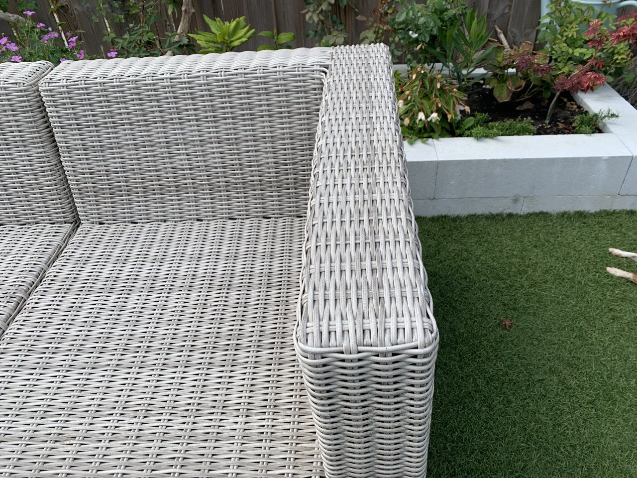 Rieten loungeset met kussens en tafel.