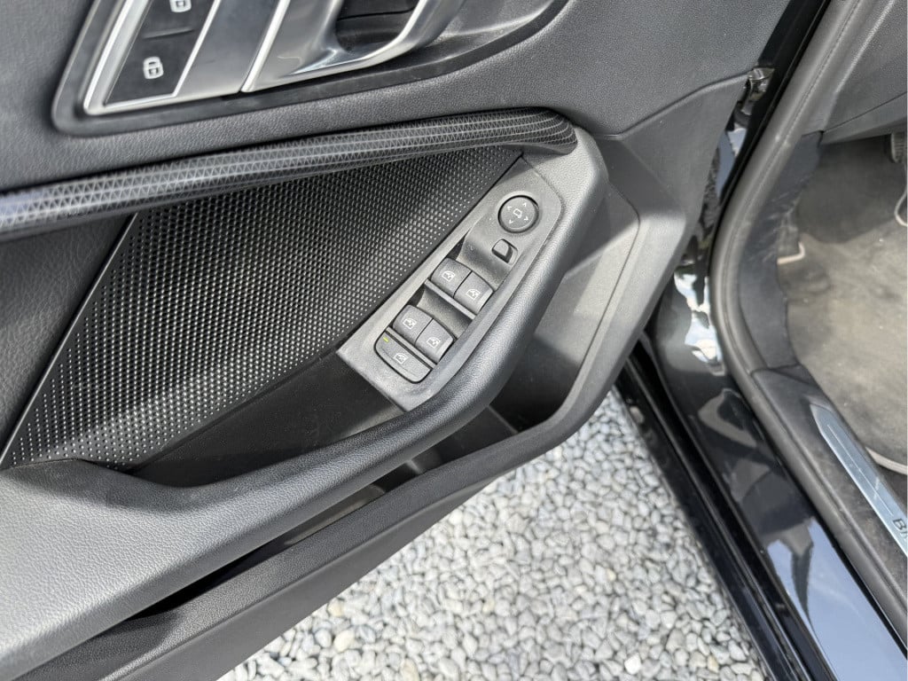 BMW 1 Serie 118i 140pk automaat high executive sportline 5-drs