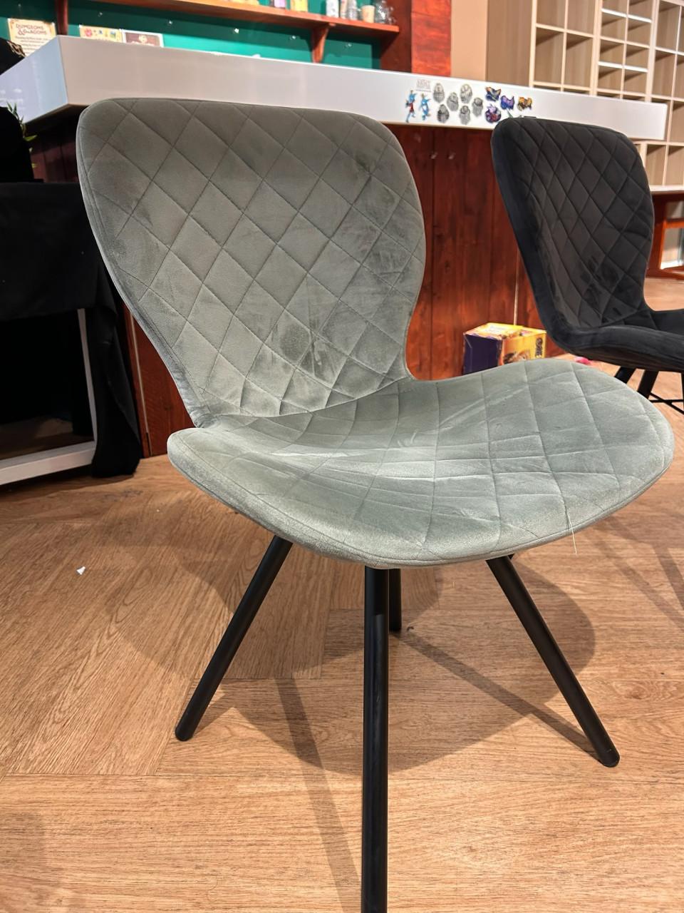 Div stoelen te koop ook te combineren met een aantal tafels of banken