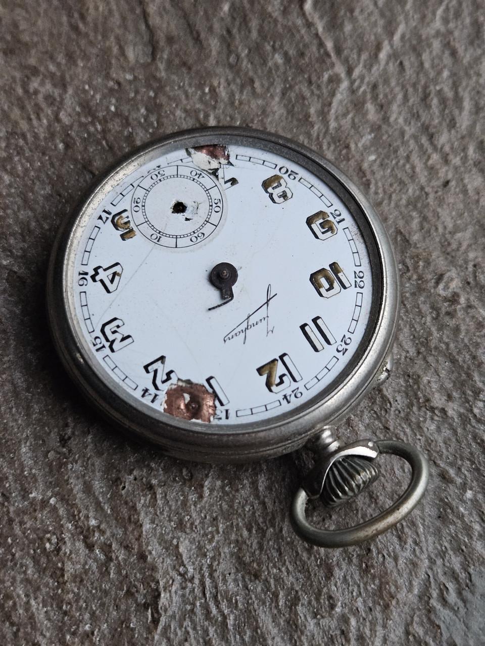 Antieke oude junghans zakhorloge met een gemerkte koker...