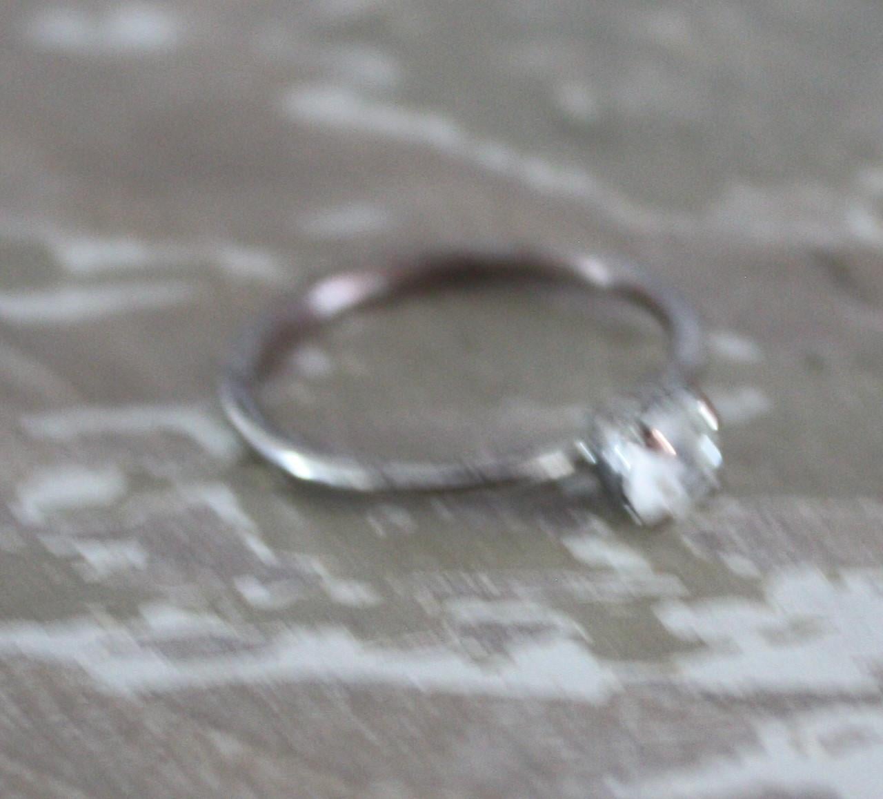 Zilverkleurige ring met steentje