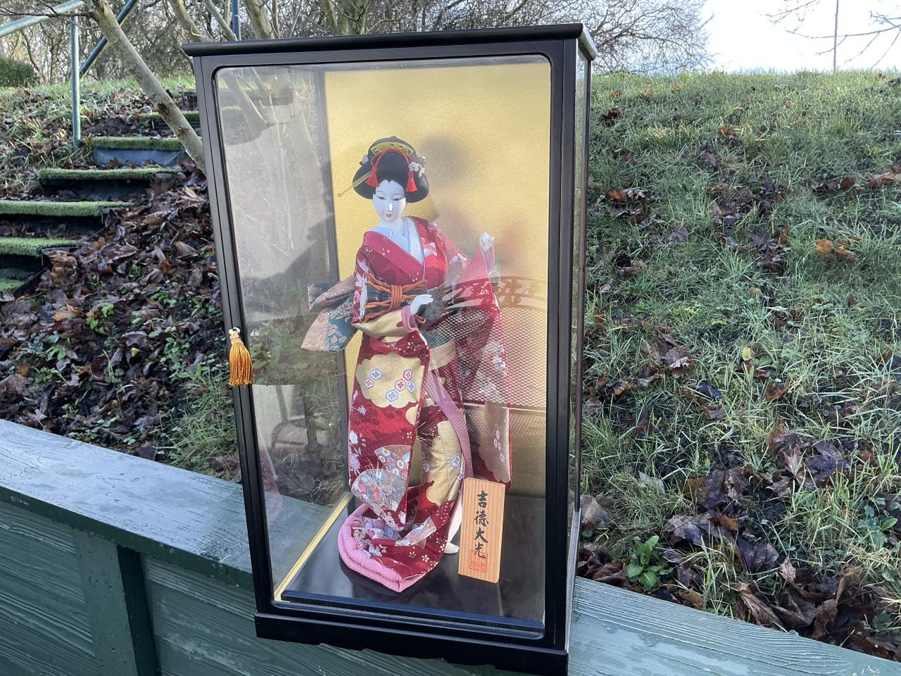 Vintage grote Geisha pop in vitrine