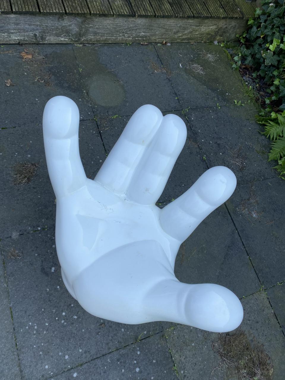 Wit beeld van grote hand