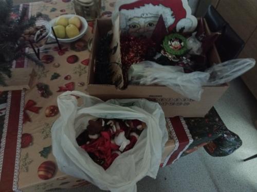 Doos met allerlei kerstversiering