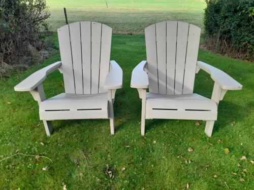 2 Prachtige kunststof tuinstoelen (z.g.a.n.) Keter Troy Adirondack