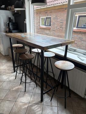 Hoge eettafel met 6 krukjes industrieel