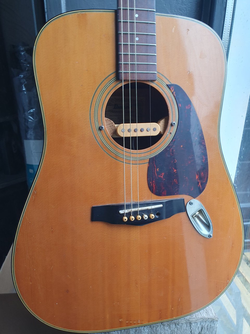 Mooie elektro akoestische gitaar van het merk Ibanez V 300....