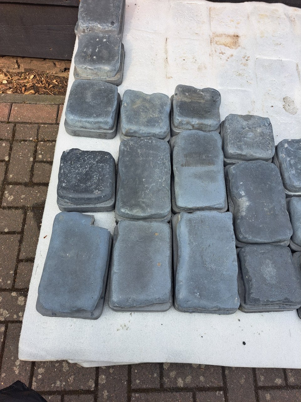 Court stones