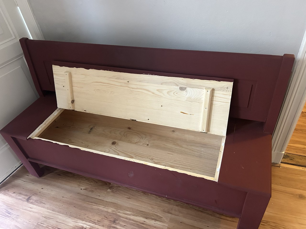 Leuke houten bank met opbergvak