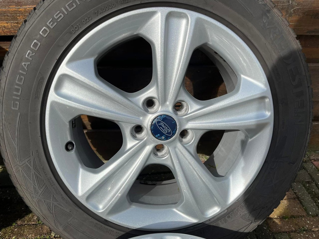 4 lichtmetalen velgen (Ford Kuga) + 2 winterbanden