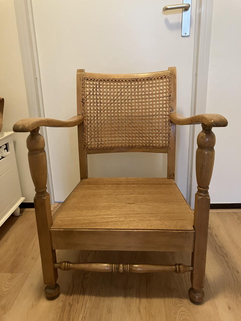 Mooi antiek ARMSTOELTJE