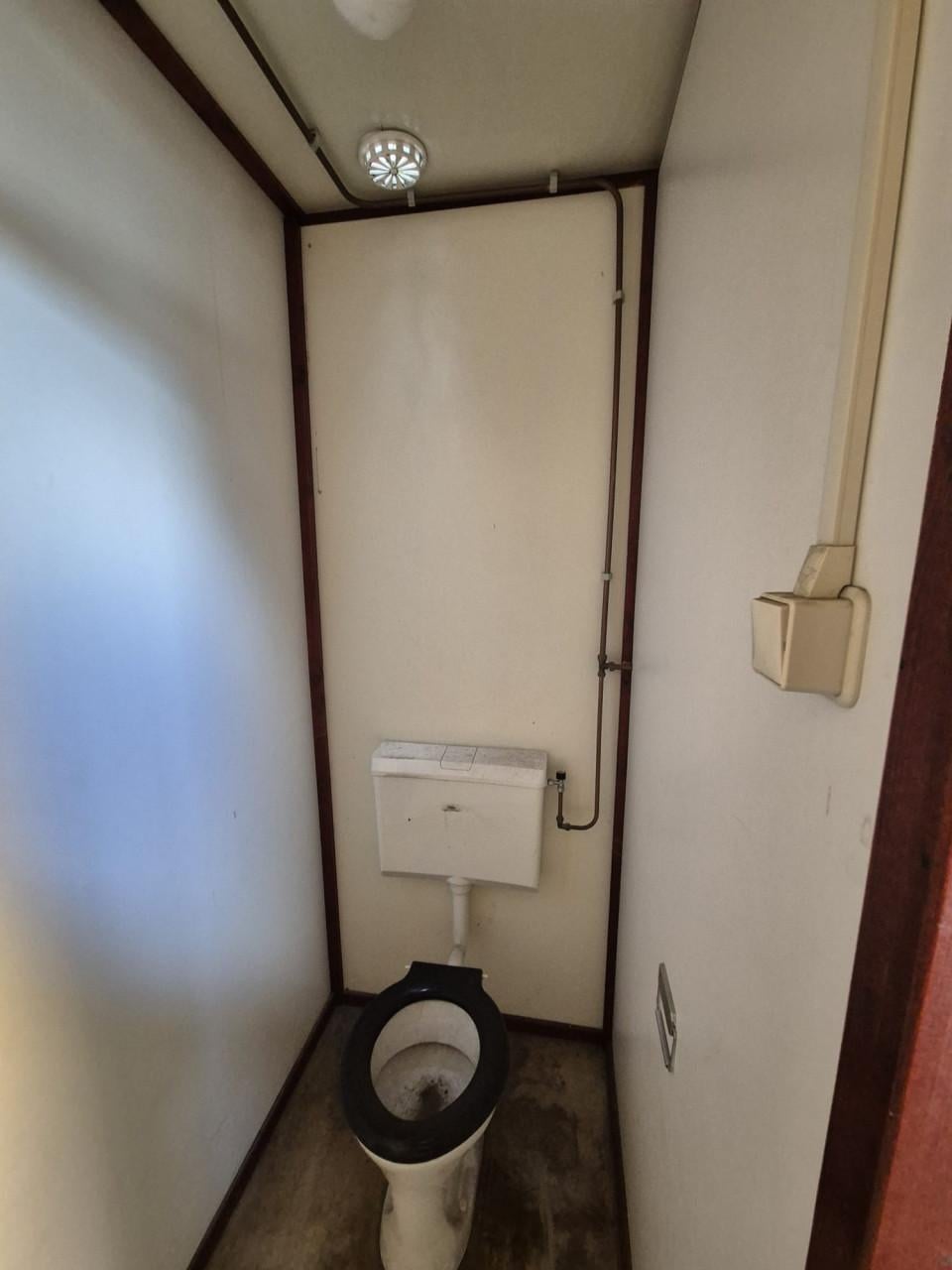 Kantoorunit / bouwkeet / woonunit met keuken en toilet 6x3m