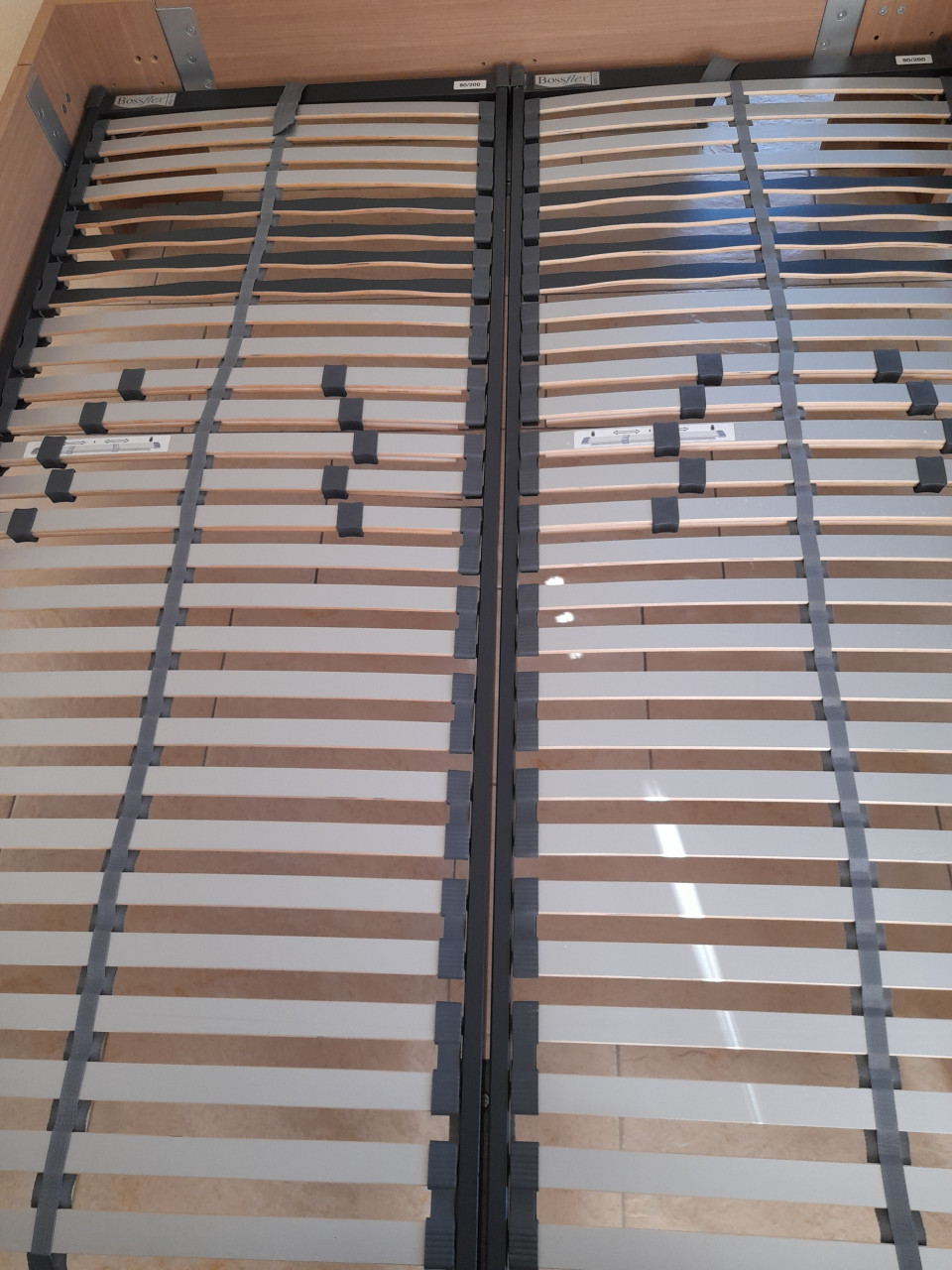 2 Persoons bed 160 x 200 met Bossflex lattenbodems (in goede nette staat )